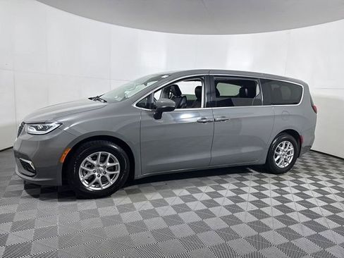 Used 2023 Chrysler Pacifica Touring-L FWD image 4