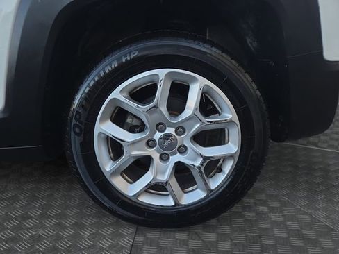 Used 2018 Jeep Renegade Latitude image 32