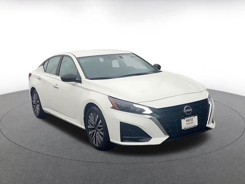 Used 2025 Nissan Altima 2.5 SV image 3