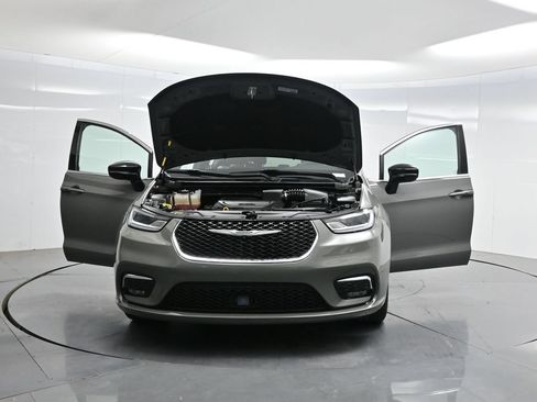 Used 2025 Chrysler Pacifica Select FWD image 51
