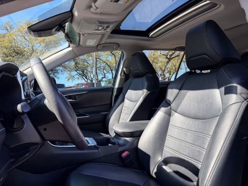 Used 2023 Toyota RAV4 XLE Premium image 7