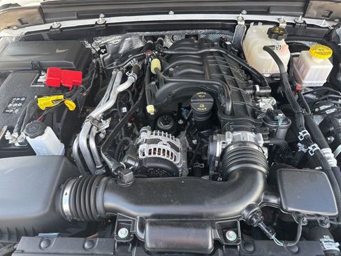 Used 2025 Jeep Gladiator Sport image 33