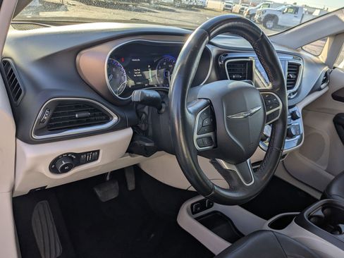 Used 2018 Chrysler Pacifica Touring-L Plus image 16