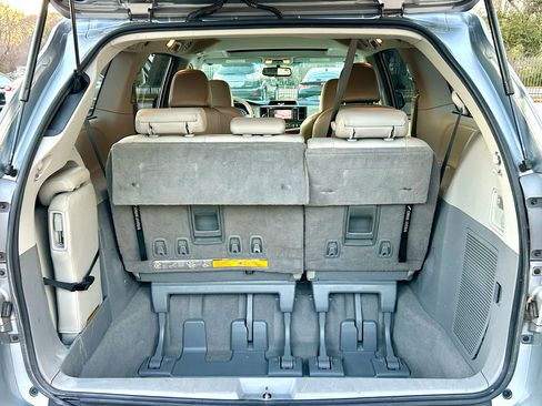 Used 2011 Toyota Sienna XLE image 20