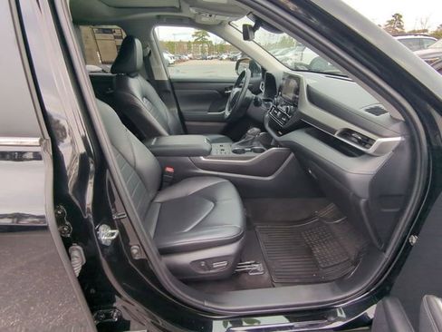 Used 2023 Toyota Highlander XLE image 27