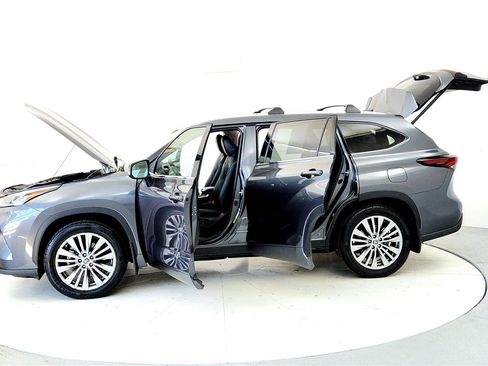 Certified 2025 Toyota Highlander Platinum image 10