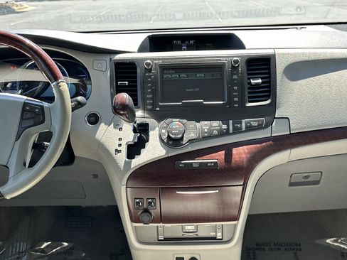 Used 2013 Toyota Sienna Limited w/ Premium Pkg AWD/4WD image 31