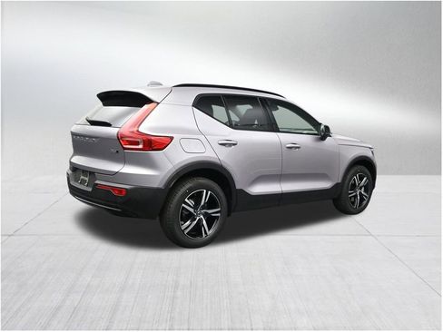 New 2026 Volvo XC40 B5 Core AWD/4WD image 5