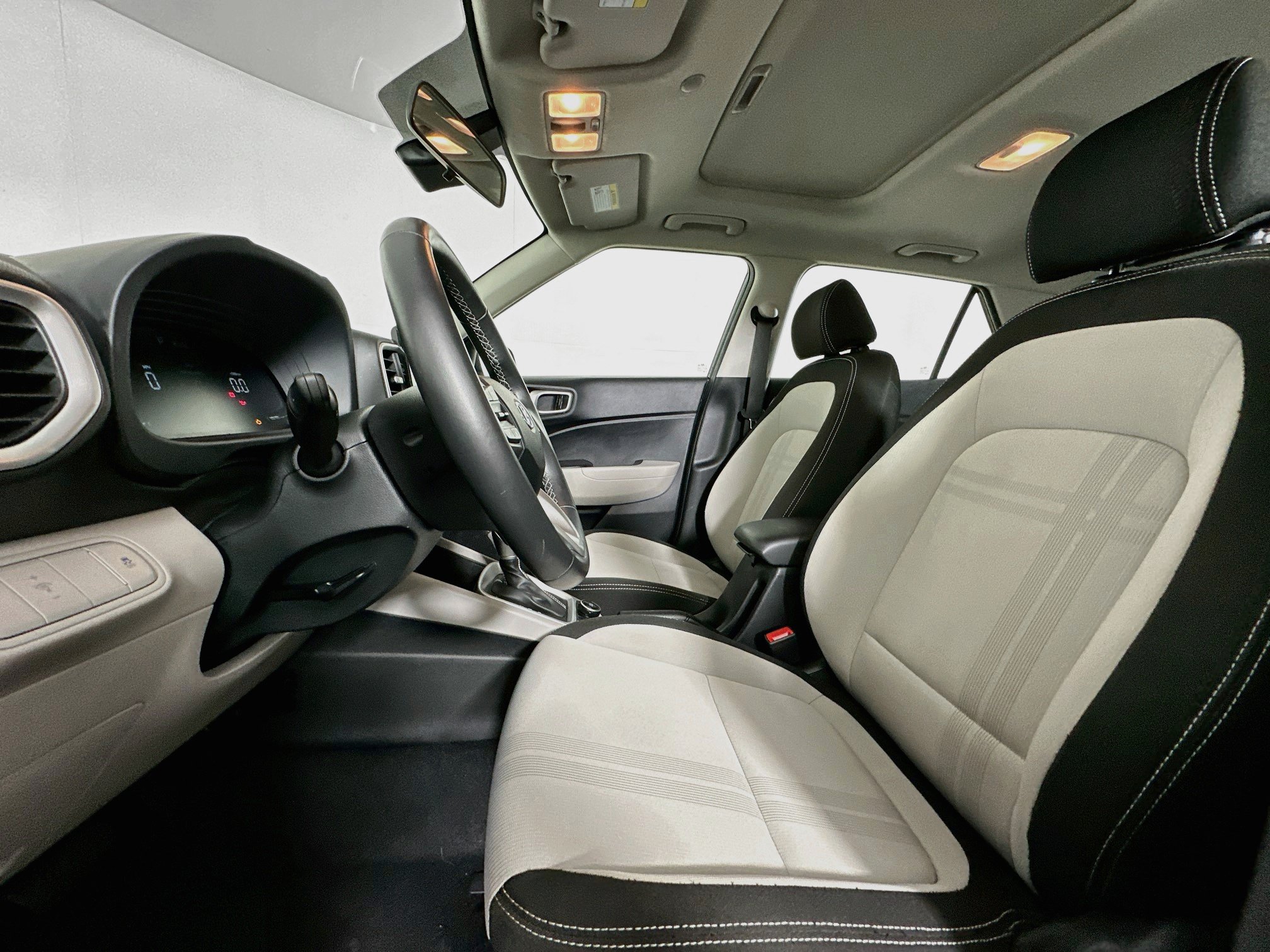 Used 2025 Hyundai Venue SEL FWD image 13