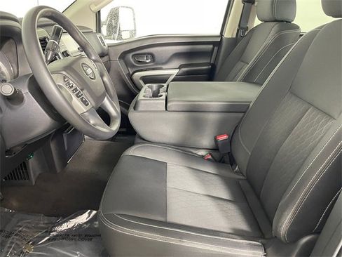 Used 2018 Nissan Titan SV image 2