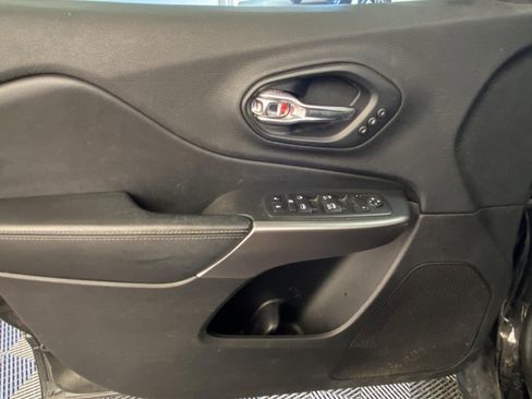 Used 2019 Jeep Cherokee Limited image 20