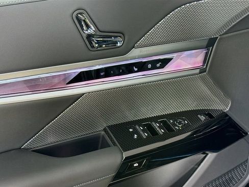 Used 2025 BMW 760i xDrive image 18