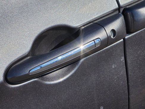 Used 2021 Chrysler Pacifica Touring-L FWD image 38
