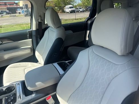 New 2026 Kia Carnival SX w/ SX Dark Edition Package FWD image 8