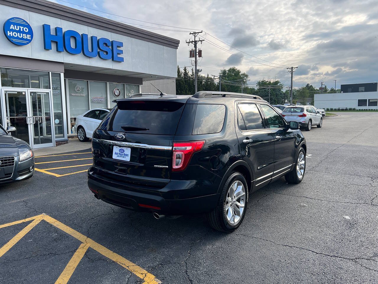 Used 2015 Ford Explorer XLT w/ Equipment Group 202A FWD image 9