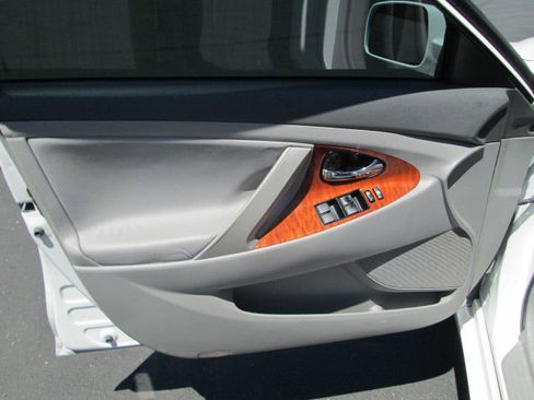 Used 2011 Toyota Camry XLE w/ SE/XLE Extra-Value Pkg FWD image 9
