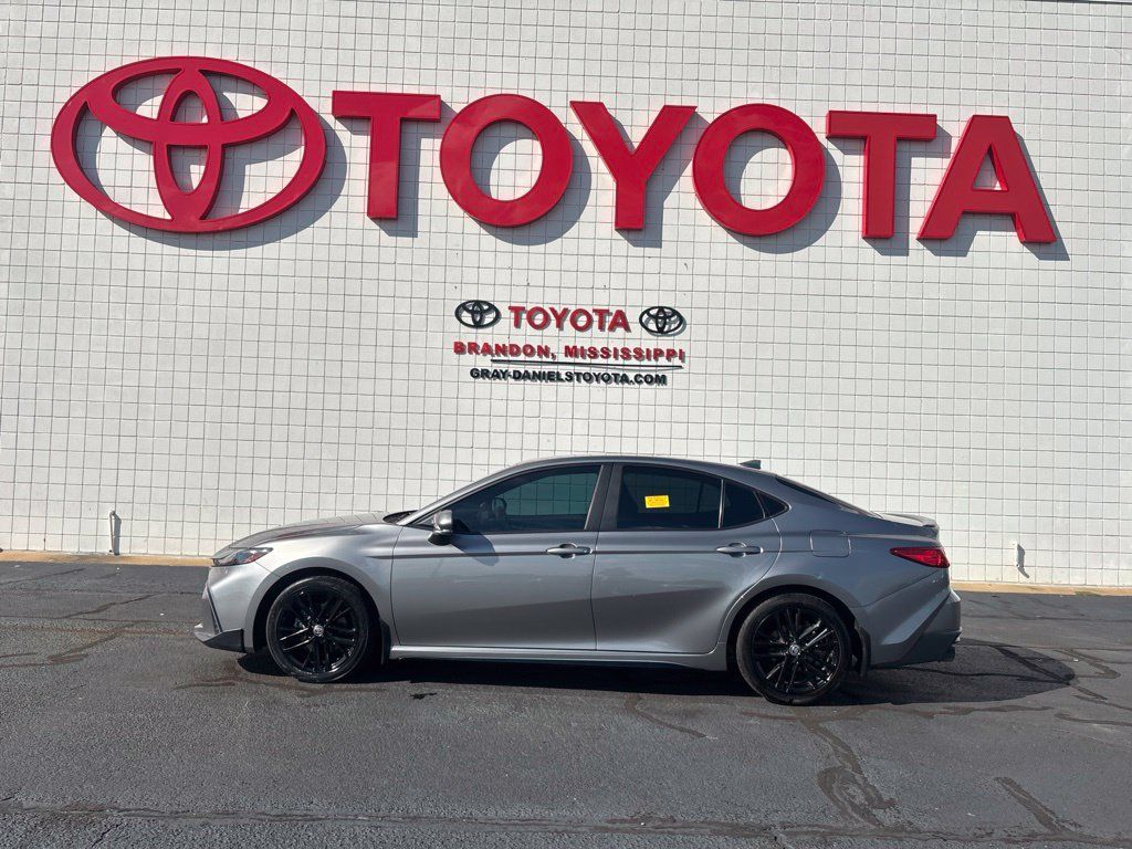 Used 2025 Toyota Camry SE w/ Convenience Package FWD image 4