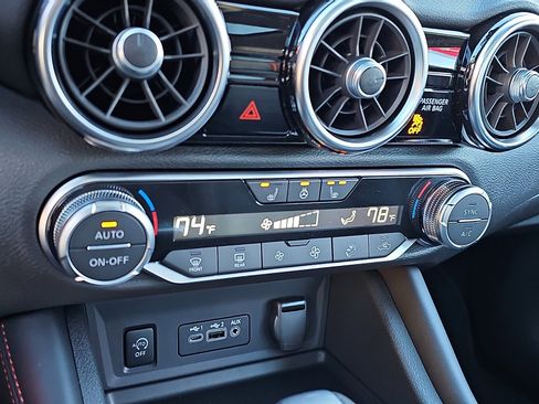 Used 2025 Nissan Sentra SR w/ SR Premium Package image 17