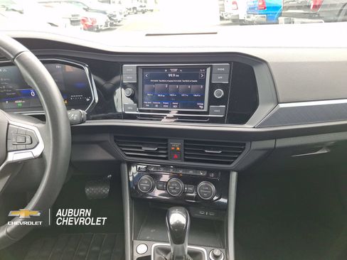 Used 2024 Volkswagen Jetta SE FWD image 11