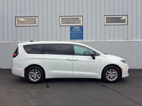 Used 2024 Chrysler Pacifica Touring-L FWD image 9