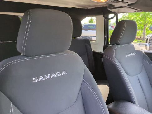 Used 2018 Jeep Wrangler Unlimited Sahara w/ Connectivity Group AWD/4WD image 7