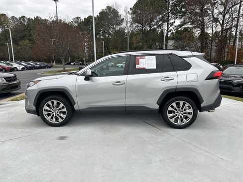 Used 2021 Toyota RAV4 XLE Premium image 7