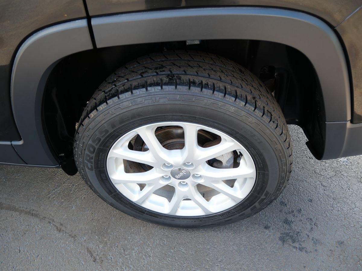 Used 2016 Jeep Cherokee Latitude FWD image 33