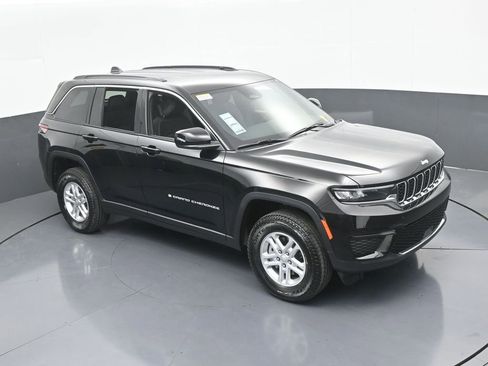 Used 2025 Jeep Grand Cherokee Laredo AWD/4WD image 47
