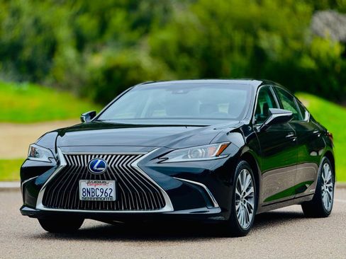 Used 2019 Lexus ES 300h w/ Premium Package image 2