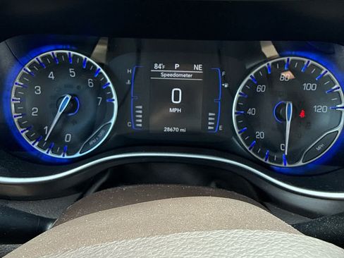 Used 2018 Chrysler Pacifica Touring-L w/ Tire & Wheel Group FWD image 5