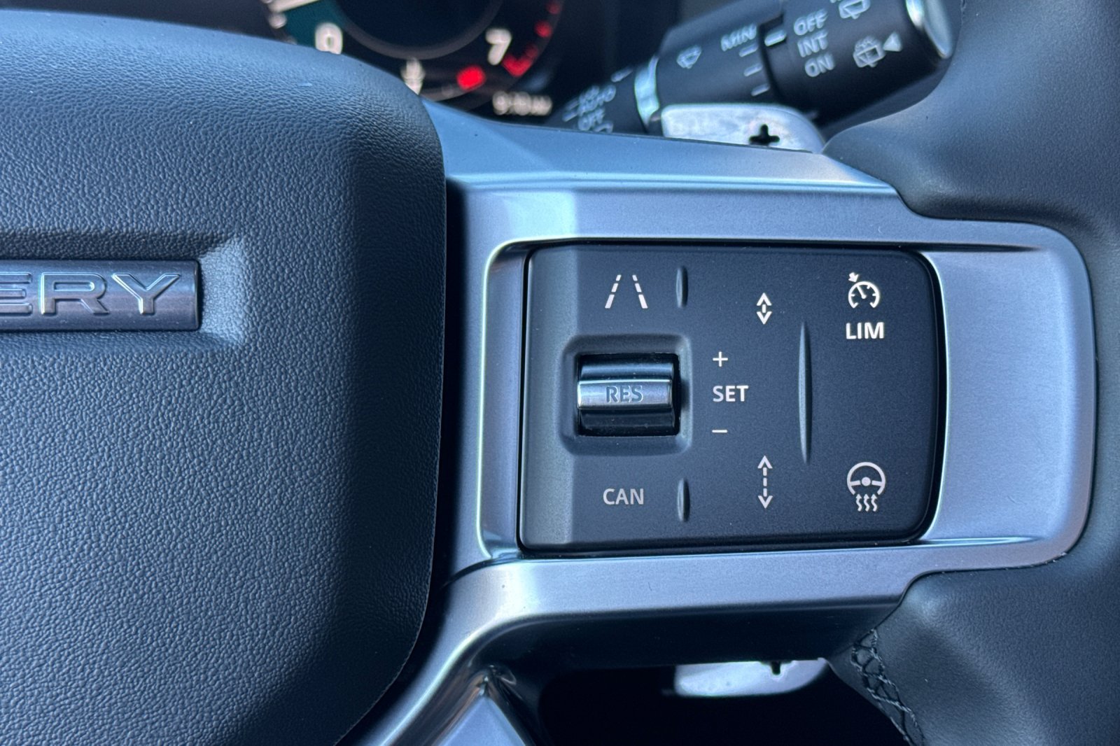 Certified 2025 Land Rover Discovery Dynamic SE AWD/4WD image 29