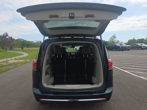 Used 2023 Chrysler Pacifica Touring-L FWD image 10