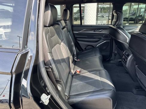 Used 2025 Jeep Grand Cherokee Overland w/ Luxury Tech Group IV AWD/4WD image 9