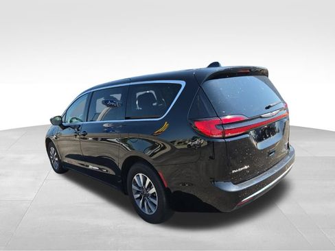 Used 2024 Chrysler Pacifica Limited FWD image 8
