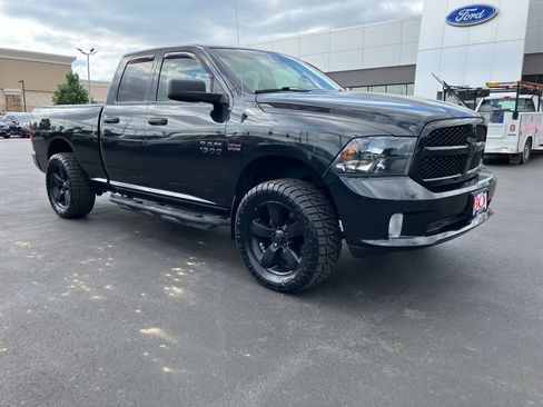 Used 2018 RAM 1500 Express w/ Black Ram 1500 Express Group AWD/4WD image 11