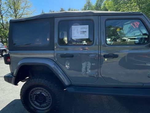 Used 2018 Jeep Wrangler Unlimited Sahara AWD/4WD image 10