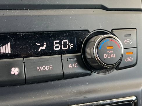 Used 2017 Nissan Titan SV AWD/4WD image 29