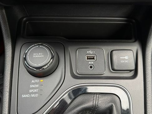 Used 2022 Jeep Cherokee Limited AWD/4WD image 43