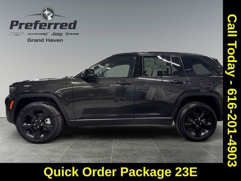 Used 2024 Jeep Grand Cherokee Limited w/ Black Appearance Package image 3