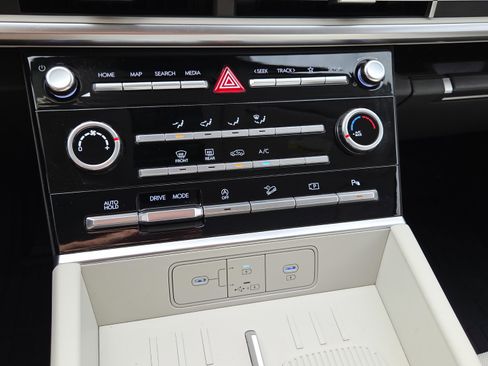 Used 2025 Hyundai Santa Fe SE FWD image 25