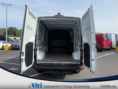 Used 2025 Mercedes-Benz Sprinter 2500 image 17