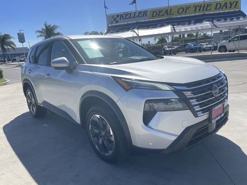 Used 2024 Nissan Rogue SV FWD image 2