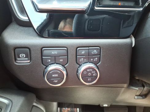 Used 2025 GMC Sierra 1500 SLT AWD/4WD image 17
