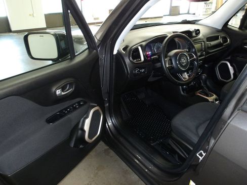 Used 2017 Jeep Renegade Latitude w/ Cold Weather Group AWD/4WD image 8
