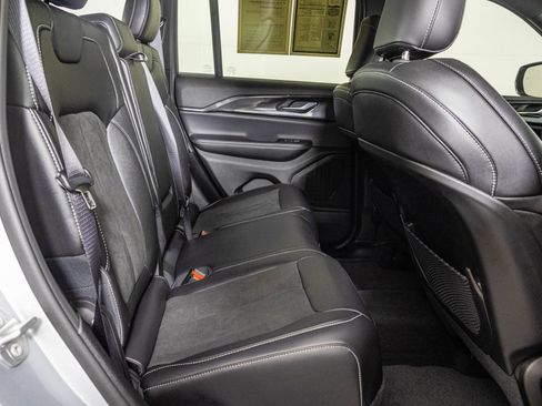 Used 2023 Jeep Grand Cherokee Altitude image 43