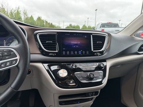 Used 2017 Chrysler Pacifica Touring-L Plus w/ Advanced Safetytec Group FWD image 22