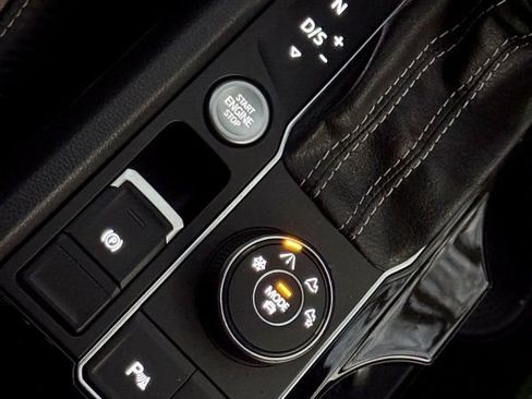 Used 2022 Volkswagen Atlas Cross Sport SE image 19