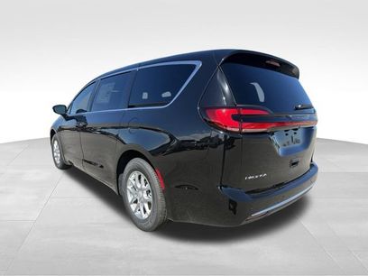 New 2027 Chrysler Pacifica Select w/ Family Tech Group
