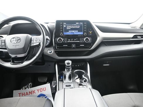 Used 2020 Toyota Highlander LE image 30