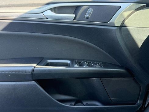 Used 2019 Ford Fusion SE FWD image 25